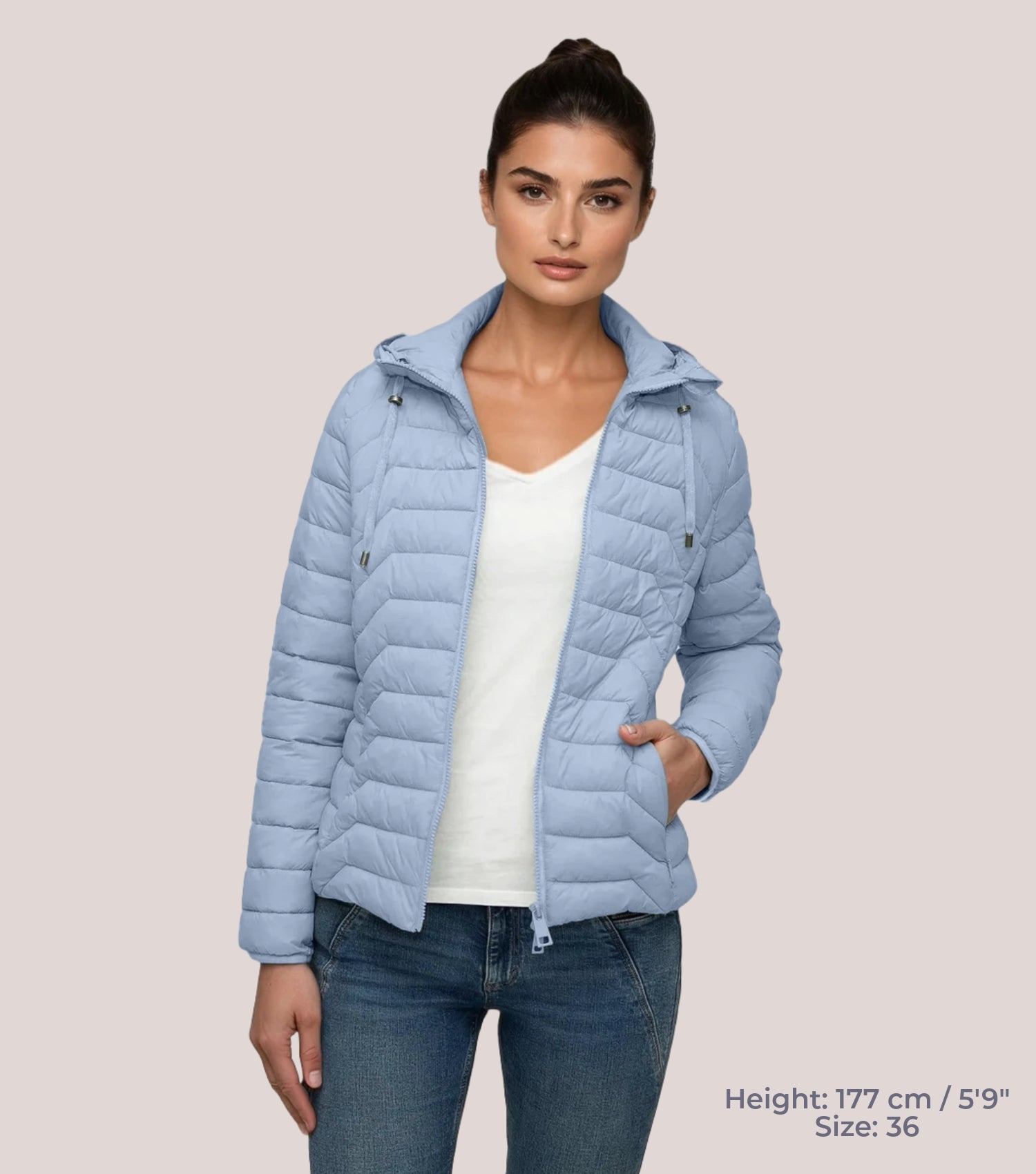 Frau mit hellblauer Steppjacke und weißem T-shirt. Modell ist 177cm groß und trägt Größe 36.