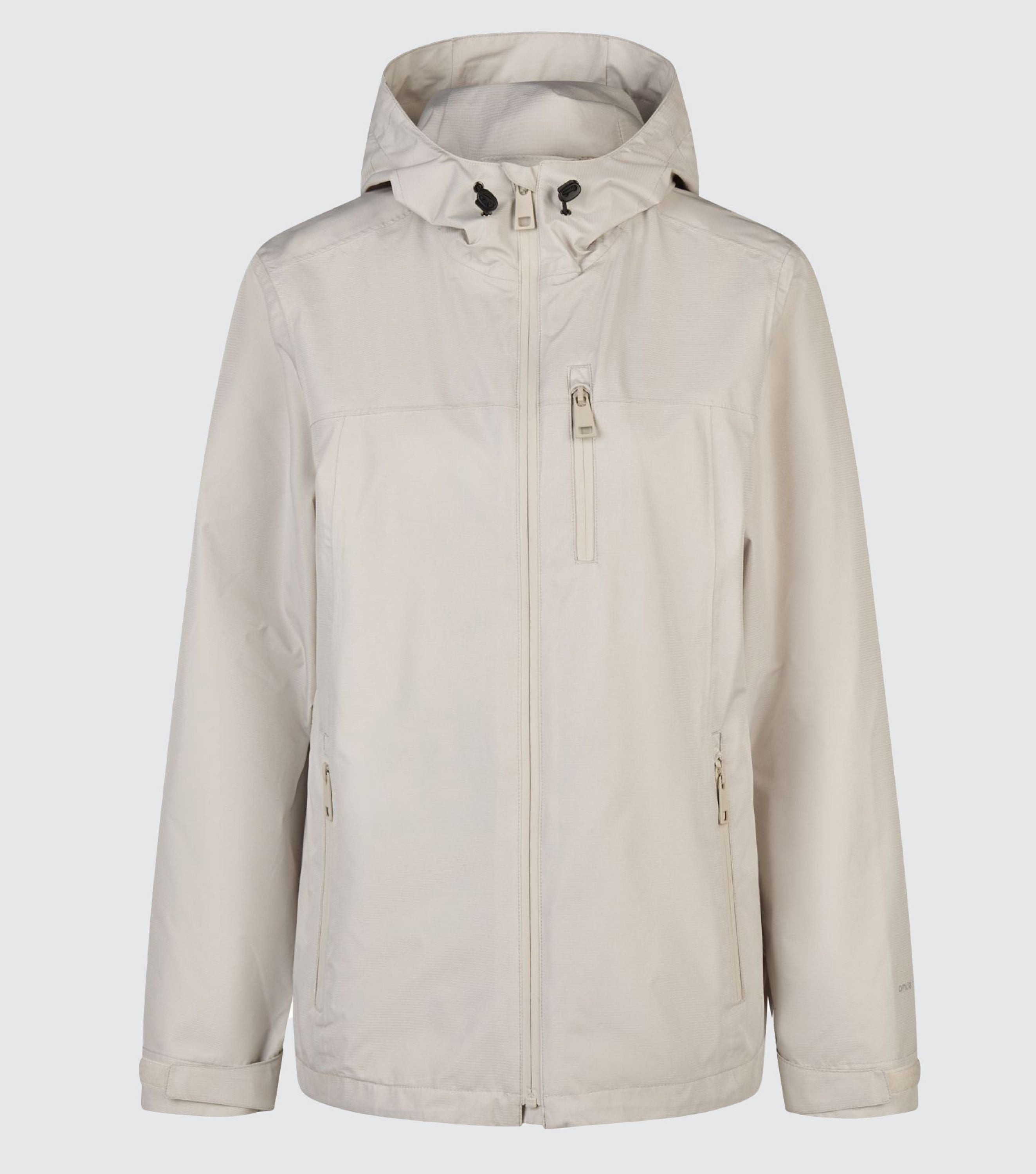 Freisteller einer beigen Regenjacke vor hellgrauem Hintergrund 