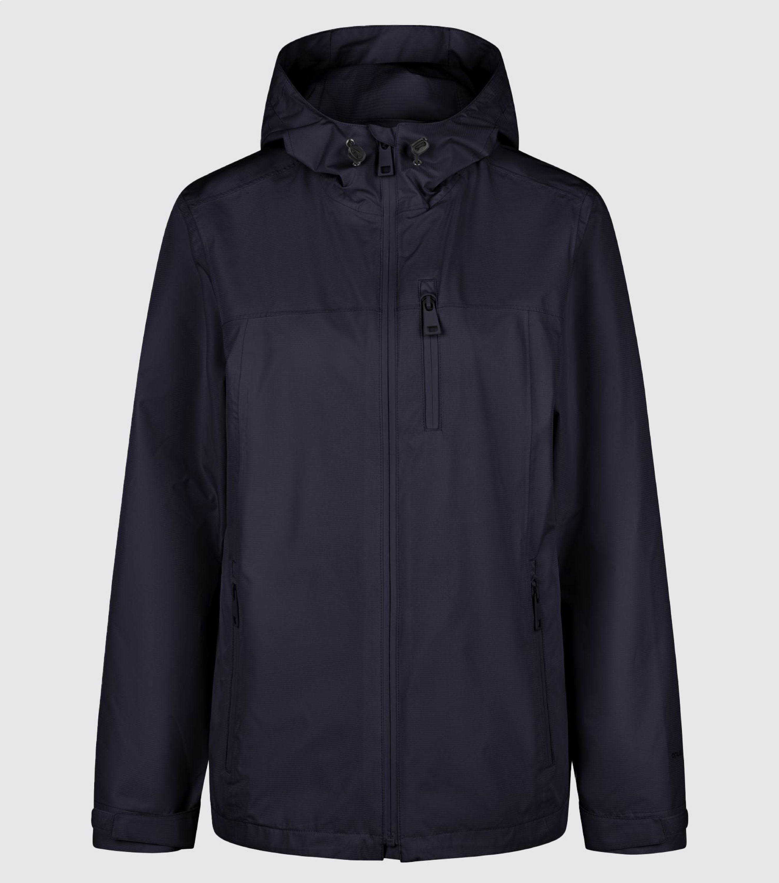 Freisteller einer blauen Regenjacke vor hellgrauem Hintergrund 