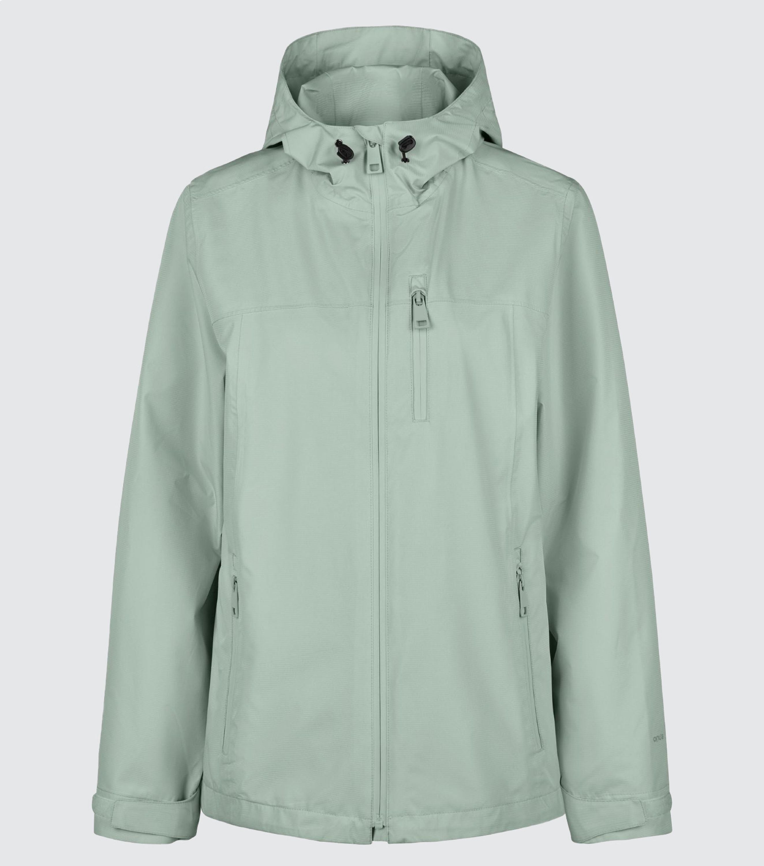 Freisteller einer grünen Regenjacke vor hellgrauem Hintergrund 