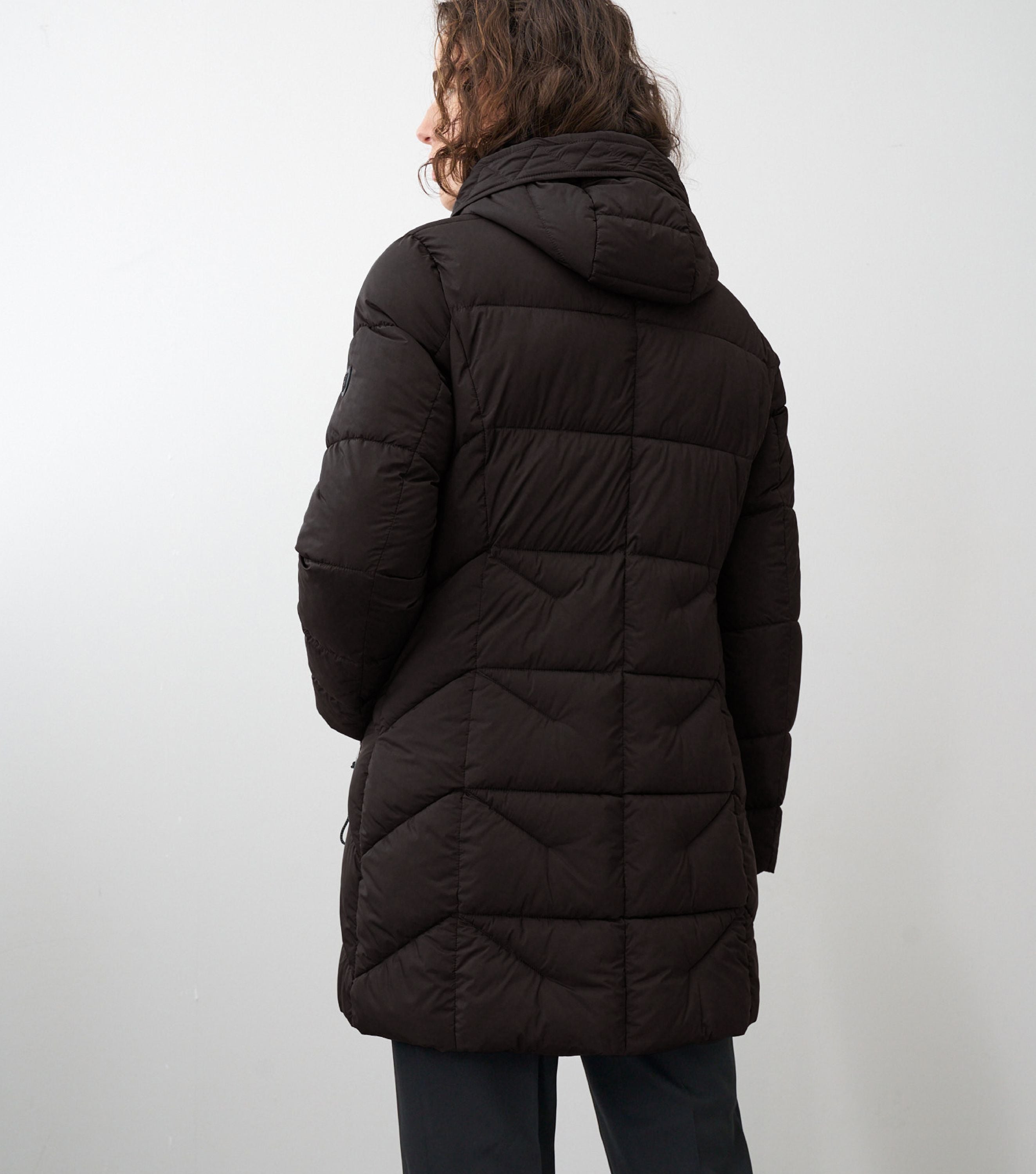 Rückansicht einer braunhaarigen Frau mit einer schwarzen Winterjacke 